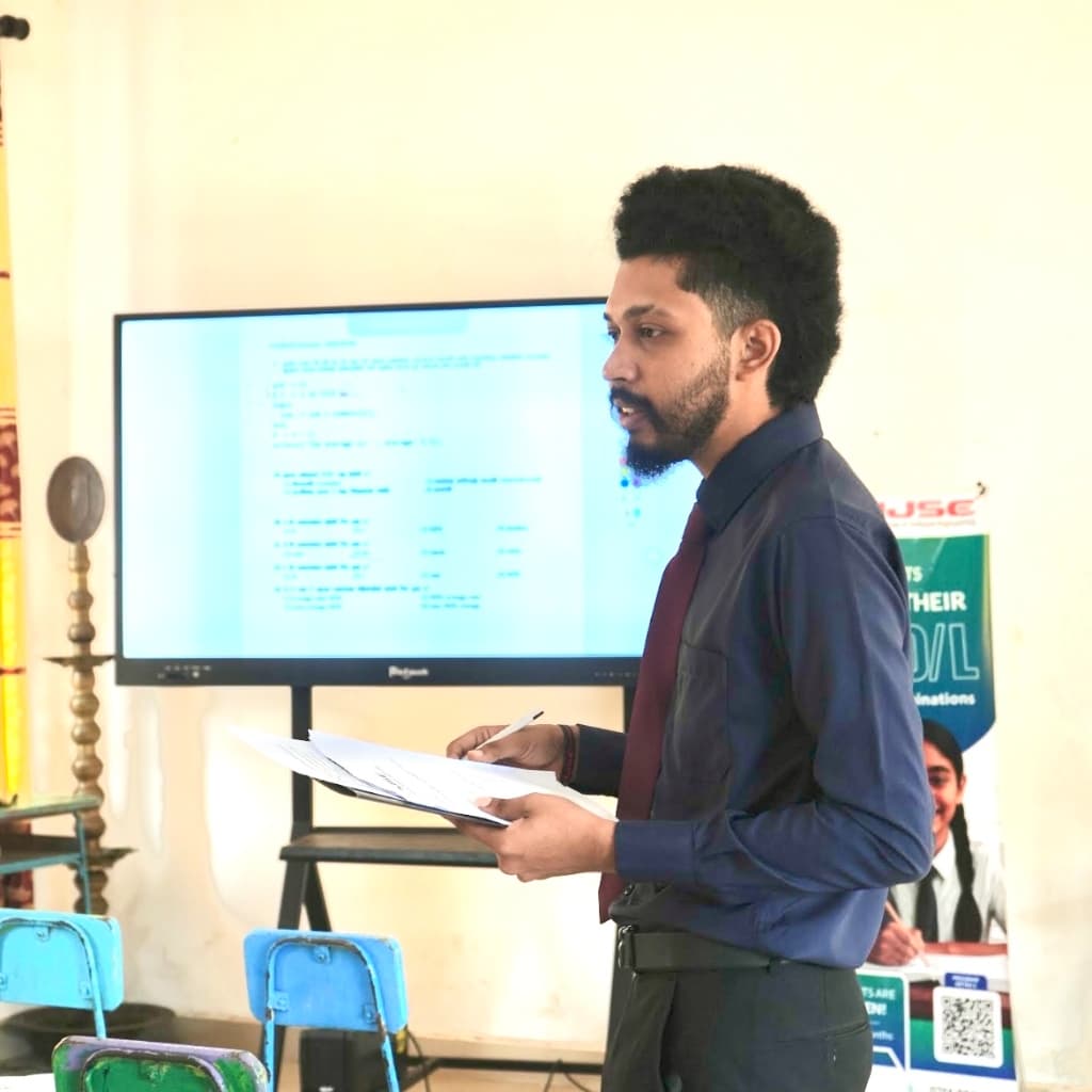 Shamodha Sahan lecturing software engineering at IJSE
